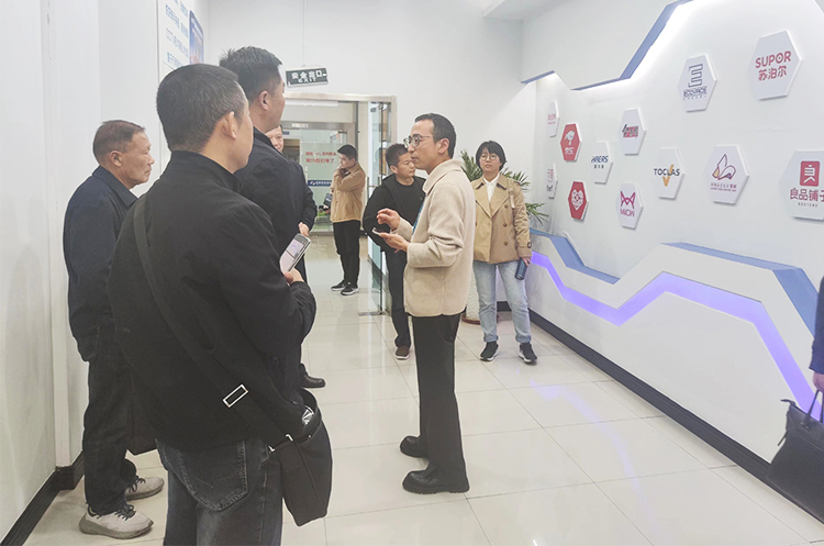 ​霍山县科技经信局副局长怀庆珍带领考察团莅临我司参观指导工作