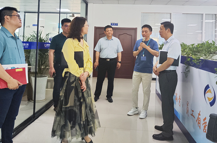 苏滁管委会主任杨广兰带领考察团一行莅临我司调研考察