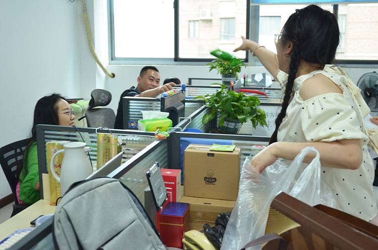 消暑冷饮趴，清凉一整夏，参与答题，领取免费雪糕吧！